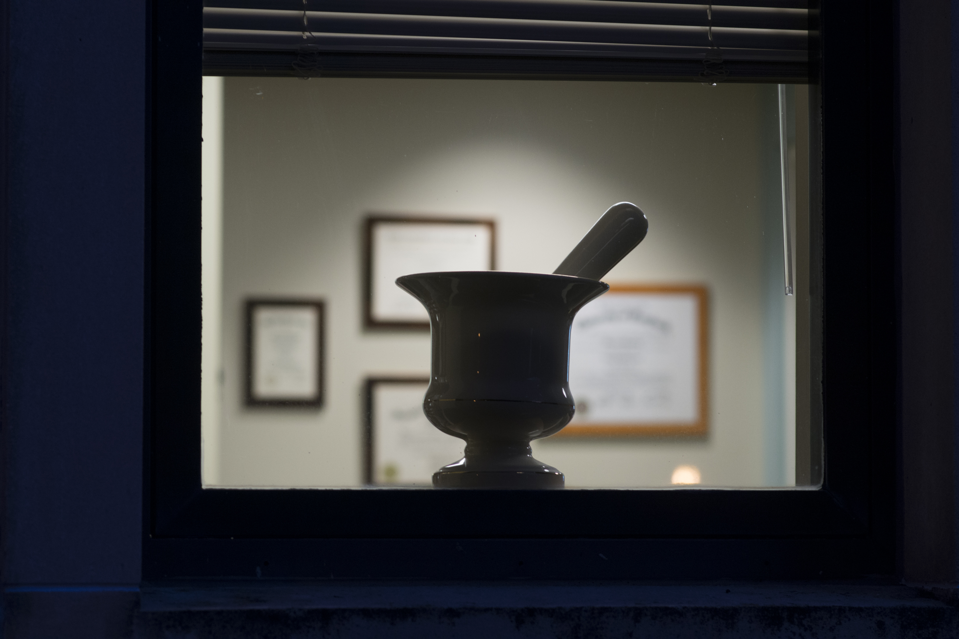 Silhouette of mortar and pestle 